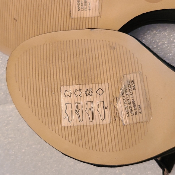 Michael Kors Thong Sandals - Picture 6 of 7